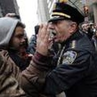 Policja usuwa w Nowym Jorku demonstrantów z ruchu "Okupuj Wall Street"