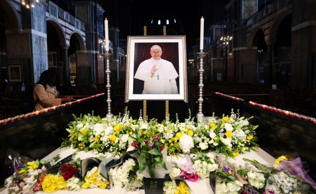 Świat żegna Franciszka. Kto weźmie udział w pogrzebie papieża? [ZAPIS RELACJI]