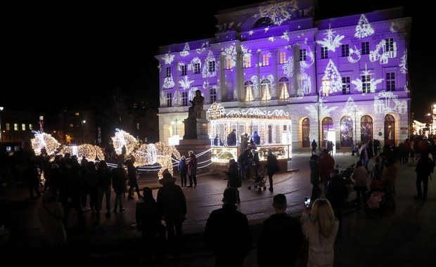 Świąteczna iluminacja rozbłysła w Warszawie. Jest skromniejsza z powodu pandemii