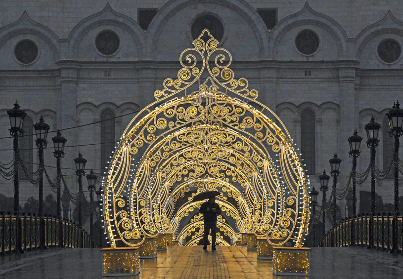 Świąteczna iluminacja w pobliżu katedry Chrystusa Zbawiciela w centrum Moskwy /Yuri Kadobnov /AFP