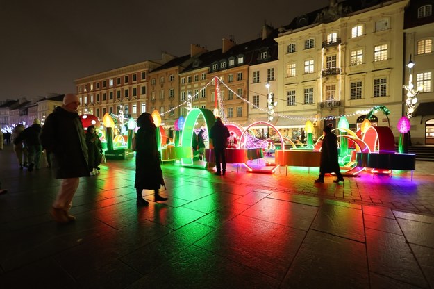 Świąteczne dekoracje na placu Zamkowym w Warszawie /Szymon Pulcyn /PAP