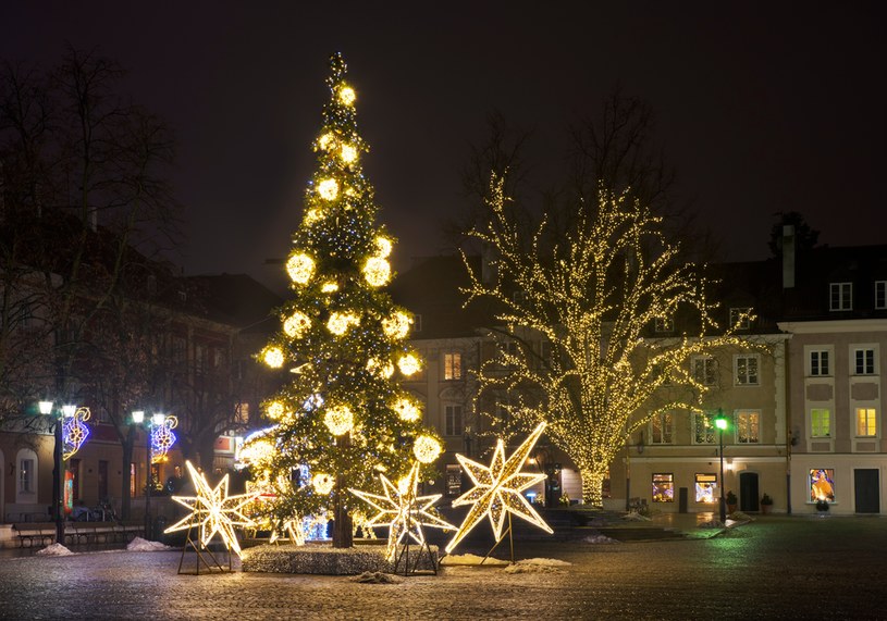 Świąteczne dekoracje pojawiają się w miastach już w listopadzie, żeby towarzyszyć mieszkańcom przez cały okres przygotowań do świąt Bożego Narodzenia /123RF/PICSEL
