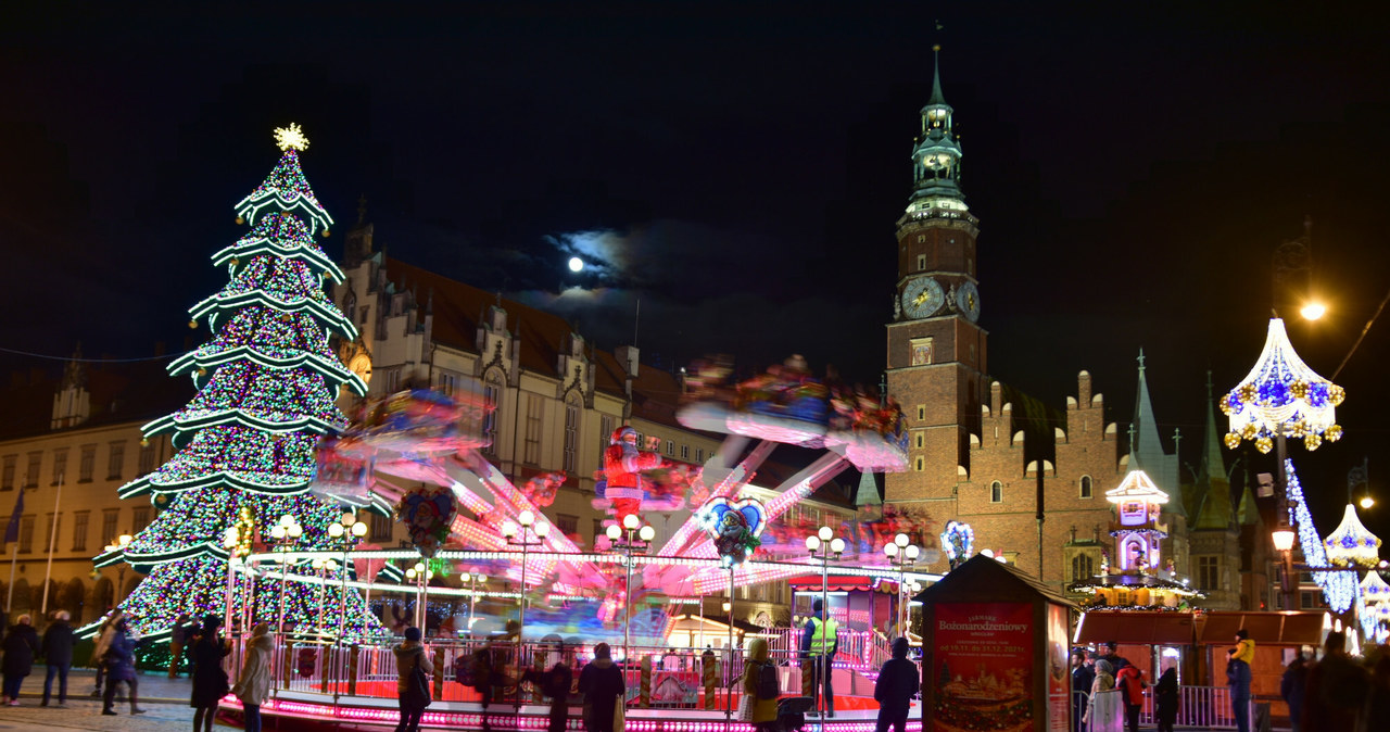 Świąteczne iluminacje świetlne można zobaczyć na Jarmarku we Wrocławiu. /123RF/PICSEL