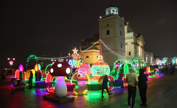 Świąteczne iluminacje w stylu retro rozświetliły Warszawę