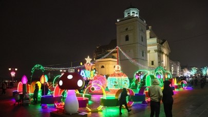 Świąteczne iluminacje w stylu retro rozświetliły Warszawę