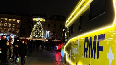 Świąteczne karaoke z RMF FM. Rozbłysła choinka na krakowskim Rynku