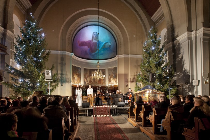 Świąteczne koncerty w kościołach luterańskich zbierają tłumy, które chcą posłuchać tradycyjnych pieśni /Toomas Tuul/FOCUS/Universal Images Group /Getty Images