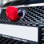 Świąteczne ozdoby na samochód. Czy policjant może nam wystawić mandat?