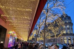 Świąteczne witryny paryskiego domu towarowego Galeries Lafayette