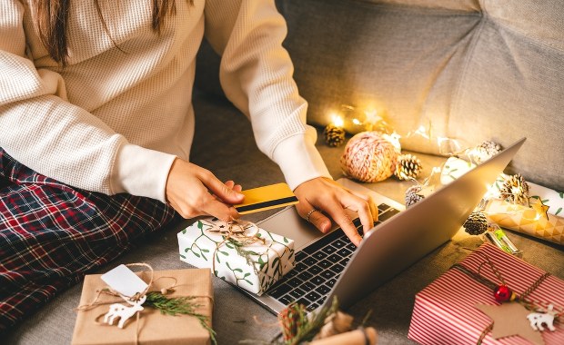Świąteczne zakupy online. Ile naprawdę planujemy wydać?