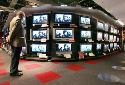 Świateczny boom na telewizory LCD zaskoczył handlowców /AFP
