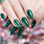 Świąteczny manicure. Na jakie kolory i wzory najlepiej postawić?