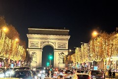 Świąteczny Paryż tonie… w wirtualnym szampanie!
