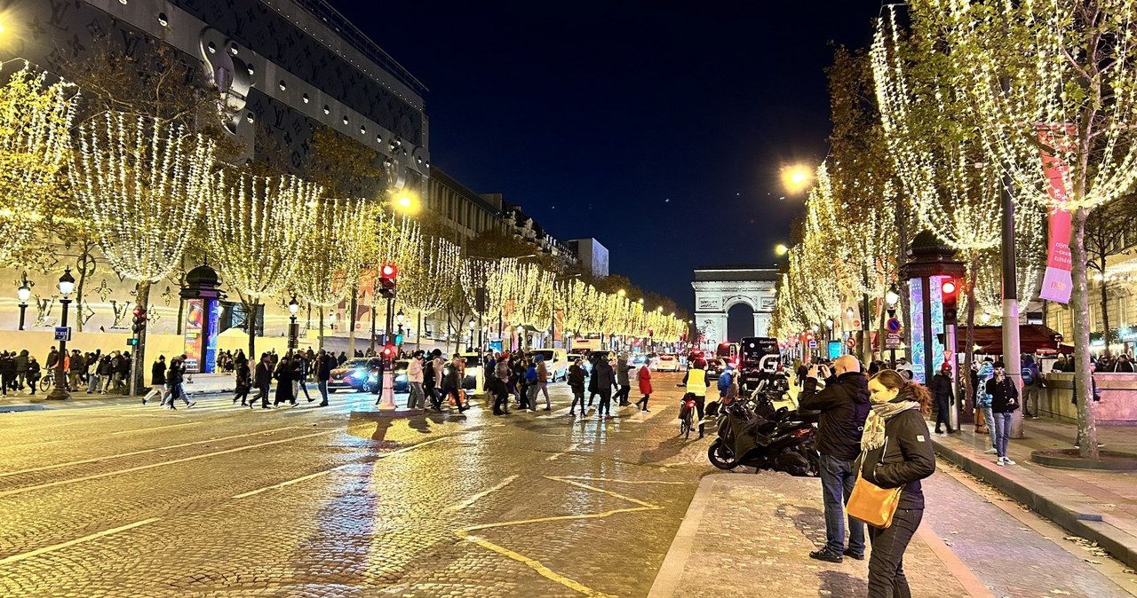Świąteczny Paryż tonie… w wirtualnym szampanie!
