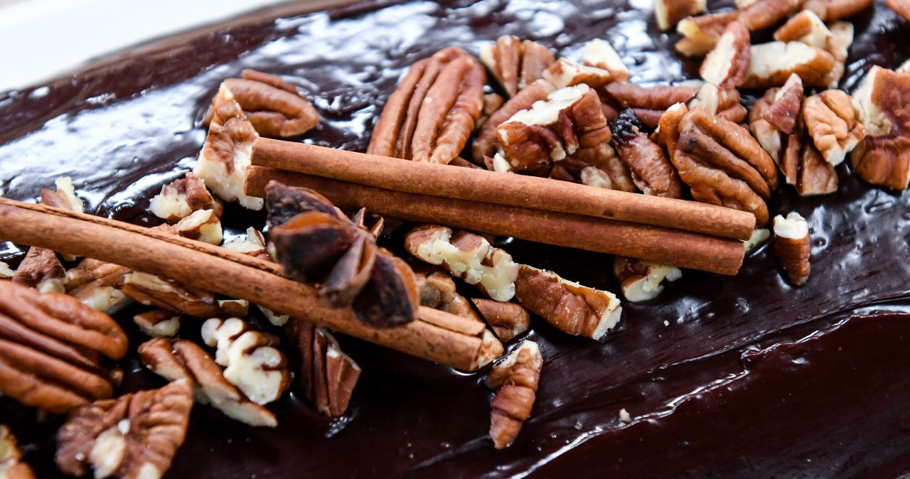 Świąteczny piernik z marcepanem można urozmaicić polewą i innymi dodatkami, np. cynamonem i orzechami /BLAWICKI PIOTR /East News