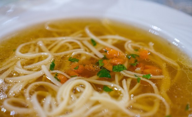 Świąteczny rosół nie dla każdego? Kto powinien uważać?