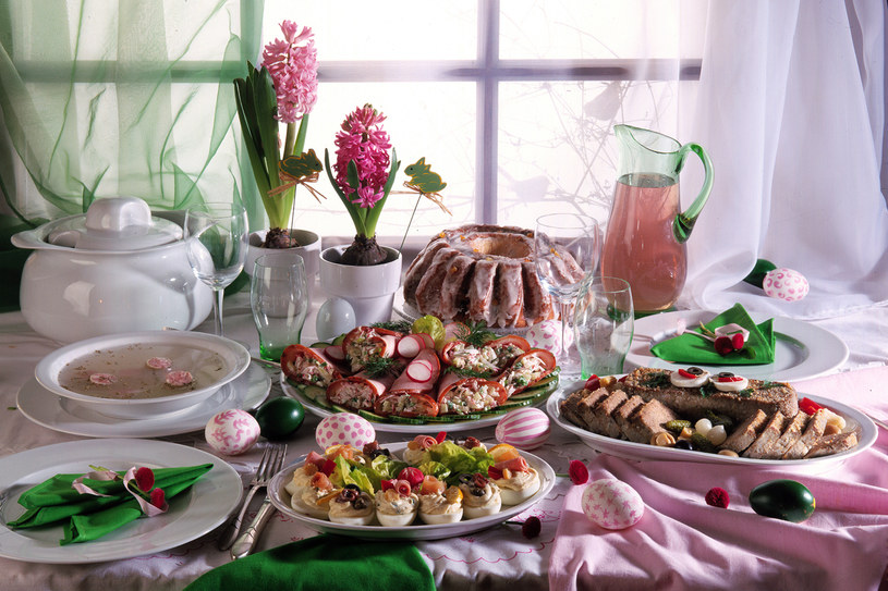 Świąteczny stół najpiękniej udekorują świeże kwiaty, różowe hiacynty, słoneczne żonklie albo białe narcyzy. Unikaj "ciężkich" i ciemnych ozdób /&copy; Bauer