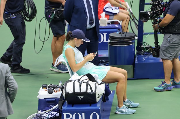 Świątek po wygranym finale wielkoszlemowego turnieju tenisowego US Open z Tunezyjką Ons Jabeur /Marcin Cholewiński /PAP