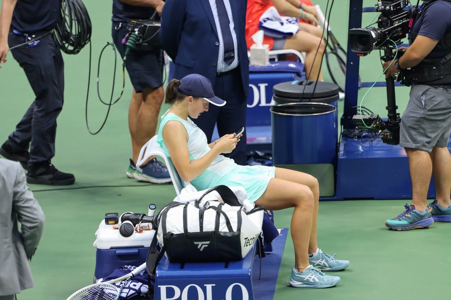 Świątek po wygranym finale wielkoszlemowego turnieju tenisowego US Open z Tunezyjką Ons Jabeur /Marcin Cholewiński /PAP