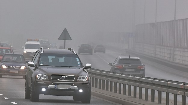 Świateł do jazdy dziennej nie można używać podczas mgły i opadów deszczu. /Motor