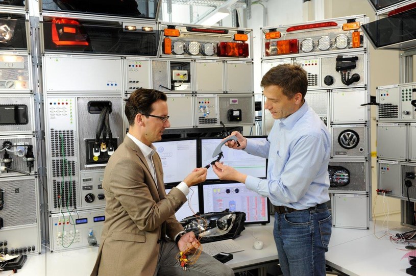 Światełka, włączniki, przyciski: Andreas Boy (po lewej) i Andreas Thiele na stanowisku do badania urządzeń sterujących /Informacja prasowa