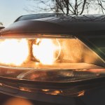 Światła mijania świecą słabo? Te triki przywrócą im blask
