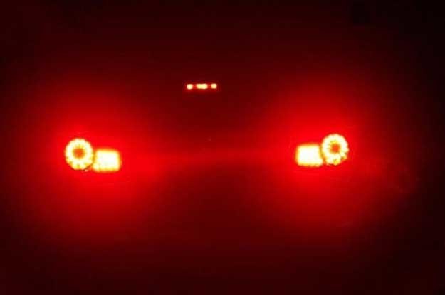 Po co kierowcy włączają tylne światła przeciwmgłowe