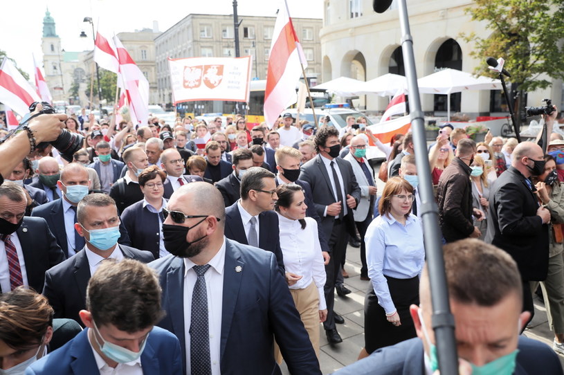 Swiatłana Cichanouska przeszła Krakowskim Przedmieściem pod pomnik Adama Mickiewicza / 	Leszek Szymański    /PAP