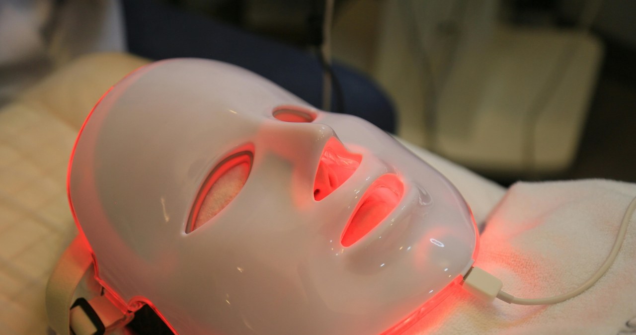 Światło LED wykorzystywane w maseczkach może wpływać na skórę /Dinç Tapa /pexels.com