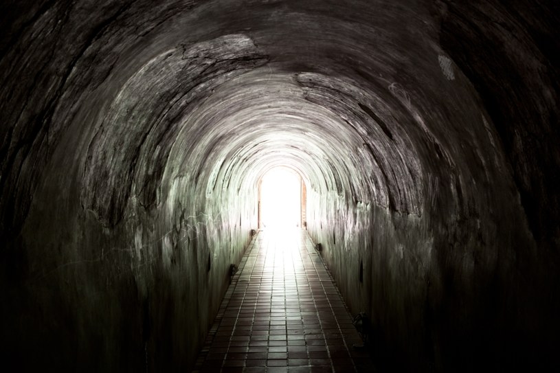 Światło na końcu tunelu to tylko jeden z objawów NDE /123RF/PICSEL