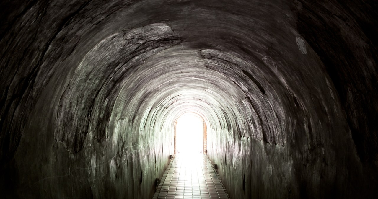 Światło na końcu tunelu to tylko jeden z objawów NDE /123RF/PICSEL