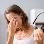 problemy ze wzrokiem Światło niebieskie nadwyręża wzrok. Stosuj metodę 20-20-20, by chronić oczy