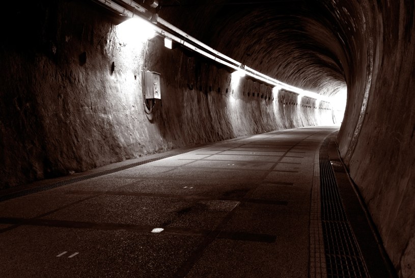Światło w tunelu to efekt aktywności mózgu /© Glowimages