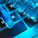 Światłowód w domu jednorodzinnym. O tej dopłacie mało kto mówi