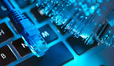 Światłowód w domu jednorodzinnym. O tej dopłacie mało kto mówi