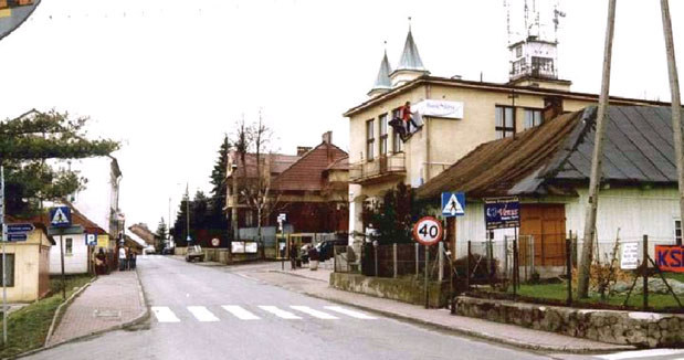 ŚWIĄTNIKI - skrzyżowanie. Za przejściem zatoczka i przystanek autobusowy / kliknij /INTERIA.PL