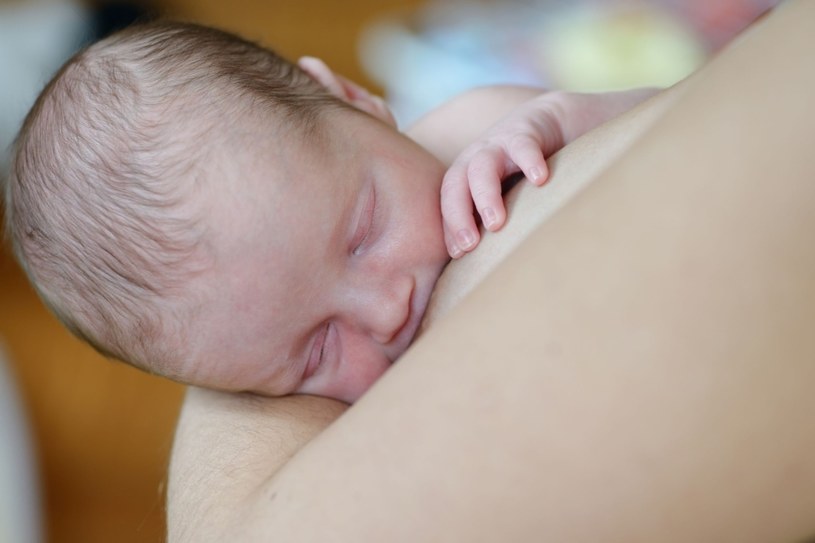 Światowa Organizacja Zdrowia zaleca, by karmienie piersią trwało do szóstego miesiąca życia dziecka /©123RF/PICSEL