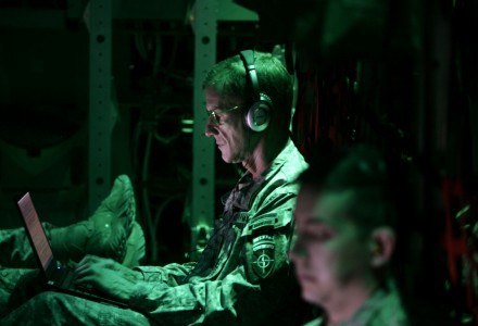 Światowe mocarstwa coraz intensywniej przygotowują się do cyberwojny /AFP
