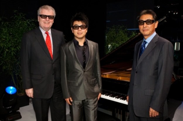 Światowej klasy pianista,  Lang Lang (w środku), przygotował specjalny "show 3D" dla Sony /materiały prasowe