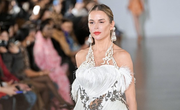 Światowi dyktatorzy mody widzą świat na różowo. Paryskie pokazy "haute couture" 