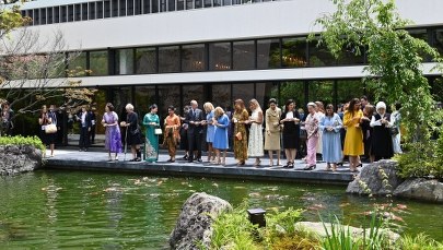 Światowi liderzy w cieniu pięknych kobiet – szczyt elegancji na szczycie w Osace