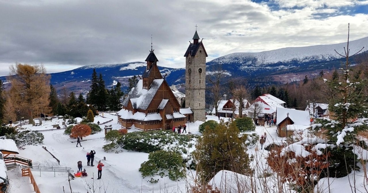 Świątynia Wang jest unikatowym obiektem, który przeniesiono z Norwegii do Polski /Marek Zajdler /East News
