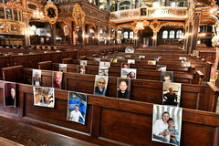 Świdnica: Nabożeństwa w czasie epidemii - puste kościelne ławy, a w nich zdjęcia parafian 