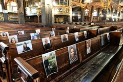 Świdnica: Nabożeństwa w czasie epidemii - puste kościelne ławy, a w nich zdjęcia parafian 