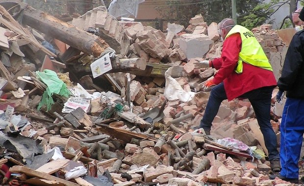 Świebodzice: W gruzach kamienicy znaleziono pocisk moździerzowy