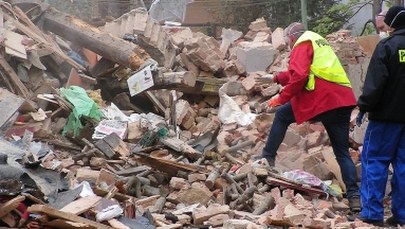 Świebodzice: W gruzach kamienicy znaleziono pocisk moździerzowy