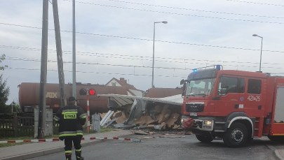 Świebodzin: Pijany kierowca tira staranował szlaban i wjechał pod pociąg