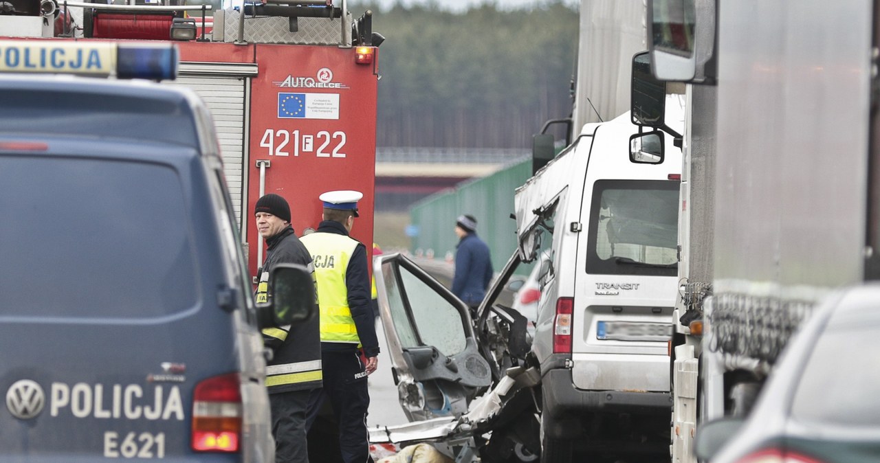 Świebodzin.  Tragiczny wypadek drogowy.  Zginęło sześć osób. Ford transit uderzył w tył naczepy tira ciężarówki na trasie s3 /Fot. Piotr Jedzura /Reporter