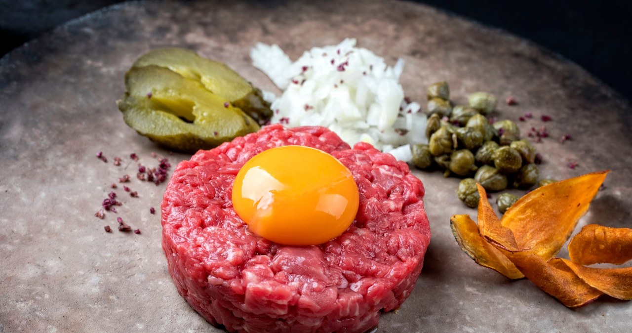 Świeca wołowa jest niezwykle wdzięczna w kuchni, zrobisz z niej np. tatar. /yatomo /123RF/PICSEL