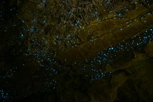 Świecąca jaskinia naprawdę istnieje. Co kryje się w środku?